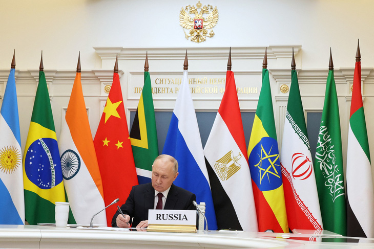 Tổng thống Nga Vladimir Putin phát biểu tại cuộc họp của khối BRICS ngày 21-11 - Ảnh: REUTERS