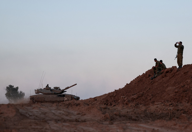 Một cuộc diễn tập xe tăng gần biên giới với Dải Gaza ở miền nam Israel, ngày 21-11 - Ảnh: REUTERS
