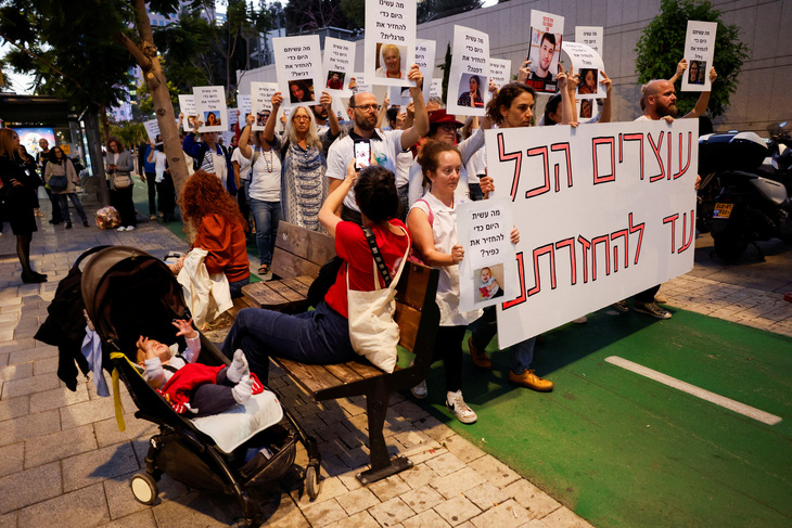 Người dân biểu tình yêu cầu giải thoát các con tin đang bị giam giữ ở Dải Gaza tại Tel Aviv, Israel ngày 21-11- Ảnh: REUTERS