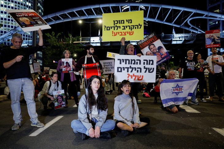 Người dân biểu tình  yêu cầu trả tự do cho các con tin của Hamas tại Tel Aviv, Israel ngày 21-11 - Ảnh: REUTERS