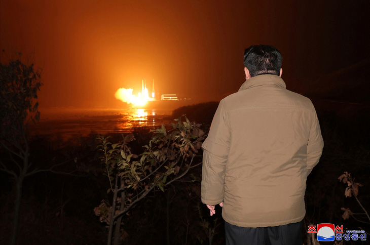 Nhà lãnh đạo Kim Jong Un giám sát vụ phóng tên lửa tối 21-11 - Ảnh: REUTERS