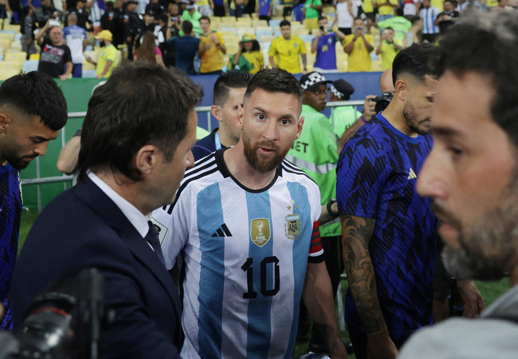 Messi dẫn đầu các cầu thủ Argentina rời sân - Ảnh: REUTERS