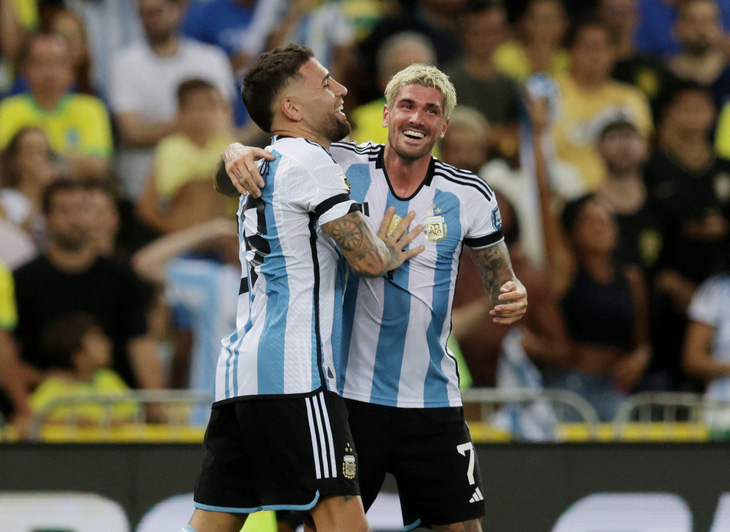 De Paul (phải) và Otamendi là 2 người lập công giúp Argentina thắng Brazil - Ảnh: REUTERS