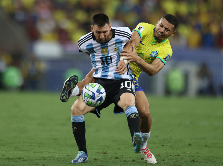 Messi bị kèm rất chặt ở trận này - Ảnh: REUTERS