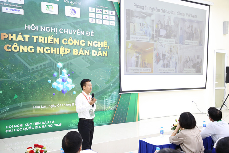 PGS. Nguyễn Trần Thuật trình bày báo cáo tại Hội nghị chuyên đề “Phát triển công nghệ, công nghiệp bán dẫn” do ĐHQG Hà Nội tổ chức, tháng 11-2023 (Ảnh: NVCC)