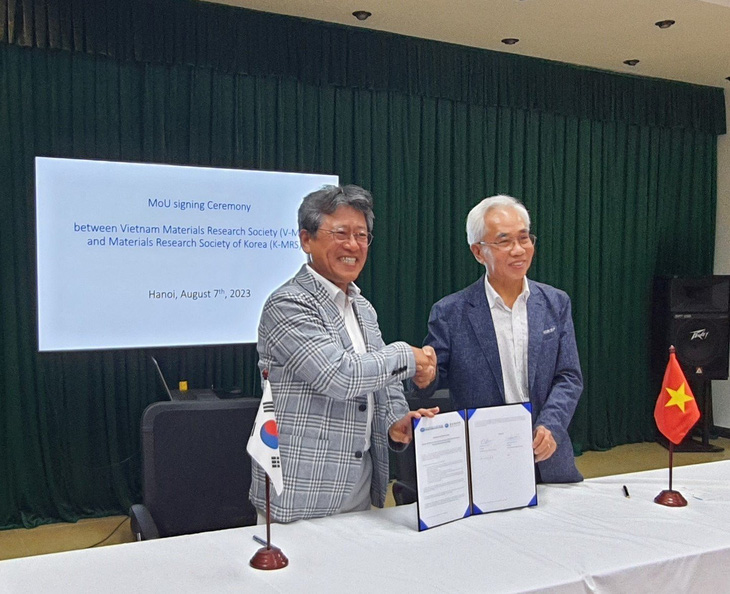 GS. Nguyễn Đức Chiến (phải) tại Lễ ký Biên bản ghi nhớ về hợp tác giữa Hội Khoa học Vật liệu Việt Nam và Hội Khoa học Vật liệu Hàn Quốc, tháng 8/2023 (Ảnh: V-MRS)