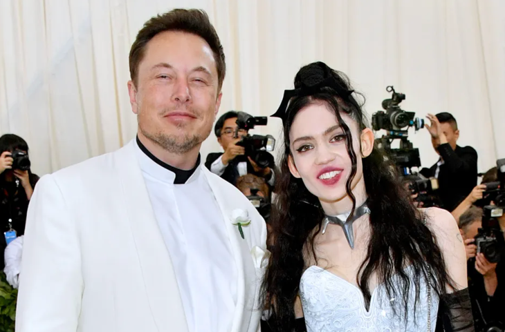 Tỉ phú Elon Musk và nữ ca sĩ Grimes tham gia một sự kiện thời trang tại thành phố New York, Mỹ năm 2018 - Ảnh: WIREIMAGE