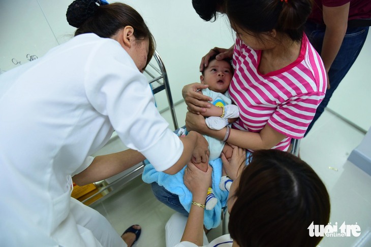 Trẻ được tiêm vắc xin tại TP.HCM - Ảnh: QUANG ĐỊNH