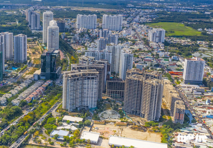 Dự án địa ốc Grand Sentosa ở vị trí đắc địa trên trục đường chính Nguyễn Hữu Thọ, xã Phước Kiểng, huyện Nhà Bè với hai mặt giáp sông Rạch Đĩa. Dự án được khởi công từ năm 2009 với quy mô 9 tòa nhà, 1.640 căn hộ, tổng vốn đầu tư 300 triệu USD với tên gọi đầu tiên là Kenton Residences. Tuy nhiên, lo liên quan đến nợ nần, thay đổi chủ đầu tư, đến nay dự án này cũng 