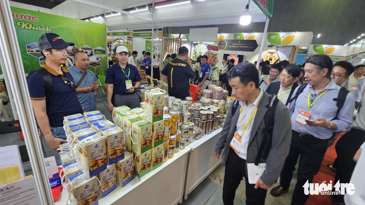 Nhiều khách hàng đến từ Nhật Bản, Hàn Quốc... quan tâm đến sản phẩm hạt điều của tỉnh Bình Phước