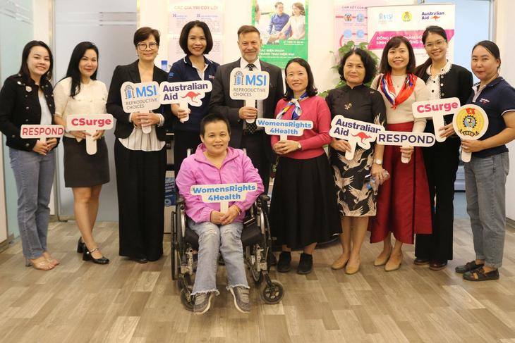 Đại sứ Úc tại Việt Nam chụp ảnh cùng MSIVN và các thành viên Hội Người khuyết tật TP Hà Nội - Ảnh: BTC