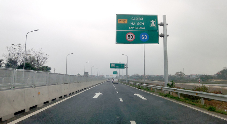 Cao tốc Cao Bồ - Mai Sơn được đầu tư phân kỳ với 4 làn xe hạn chế, nền đường rộng 16m, không có làn dừng xe khẩn cấp liên tục