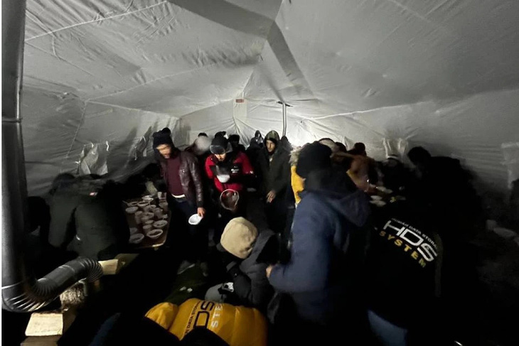 Những người tị nạn chen chúc nhau trong một chiếc lều để tránh cái lạnh ở vùng giáp Bắc cực - Ảnh: KOMSOMOLSKAYA PRAVDA 