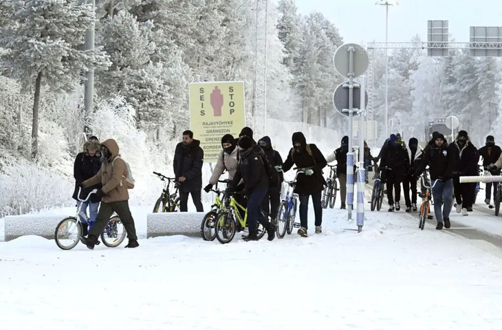 Dòng người tị nạn đi bằng xe đạp từ Nga đến của khẩu Salla, Lapland (Phần Lan) - Ảnh: BUSINESS INSIDER
