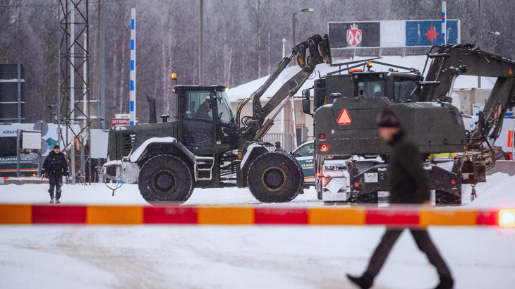 Lực lượng phòng vệ Phần Lan làm nhiệm vụ tại trạm kiểm soát biên giới Vartius, giáp Nga - Ảnh: RIA NOVOSTI