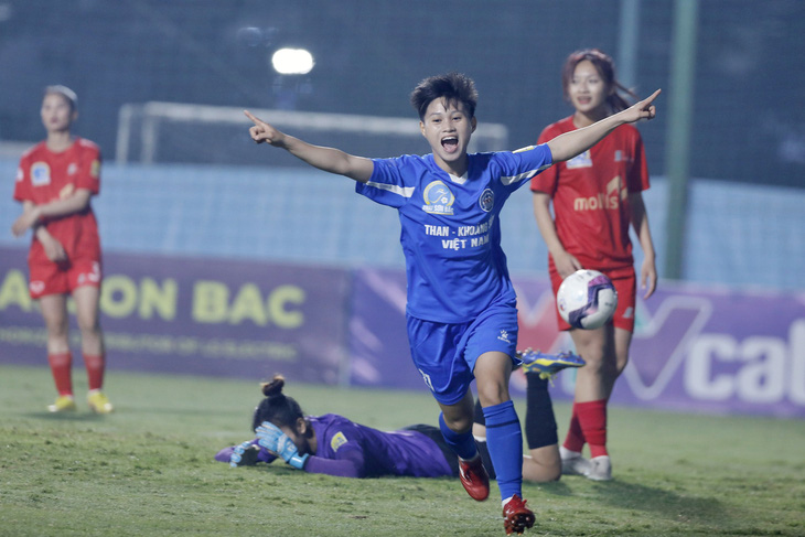 Hà Thị Nhài lập cú đúp bàn thắng giúp đội nữ Than Khoáng Sản Việt Nam vươn lên dẫn đầu sau 3 vòng Giải bóng đá nữ vô địch quốc gia 2023 - Ảnh: TSB