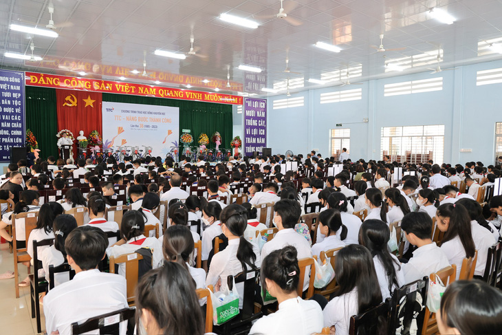 Năm 2023, TTC trao tặng học bổng cho 563 em học sinh tại 10 trường Tiểu học, Trung học cơ sở, Trung học phổ thông thuộc huyện Mỏ Cày Nam và Mỏ Cày Bắc, tỉnh Bến Tre. Ảnh: Đ.H