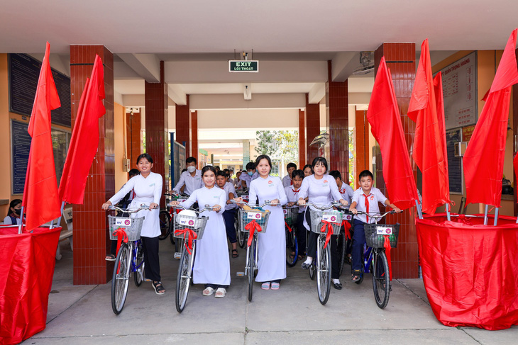 Các em học sinh đón nhận phần quà là chiếc xe đạp từ Tập đoàn TTC. Ảnh: Đ.H