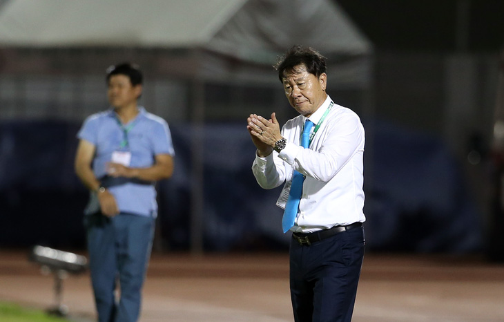 HLV Chung Hae Soung khi dẫn dắt CLB TP.HCM ở V-League 2019 - Ảnh: N.K