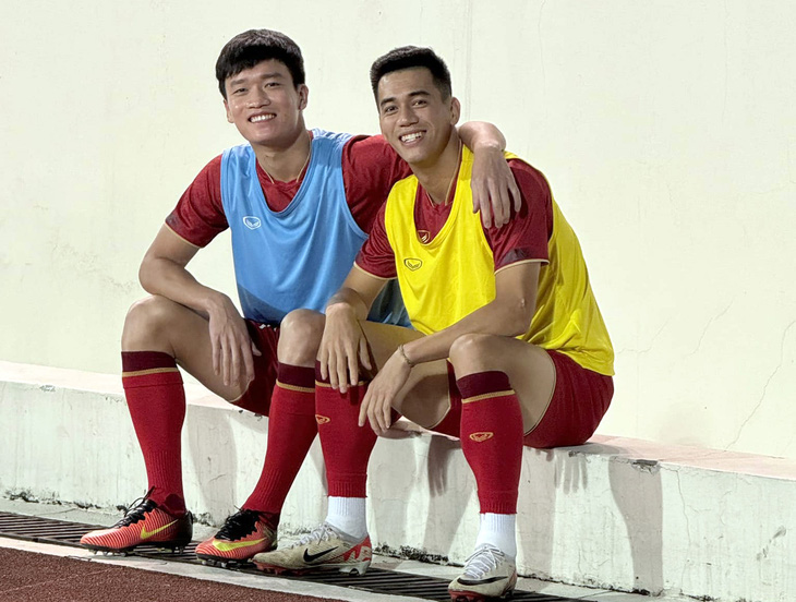 Hoàng Đức (trái) và Tiến Linh trước trận đấu với Iraq - Ảnh: QUANG VIỆT