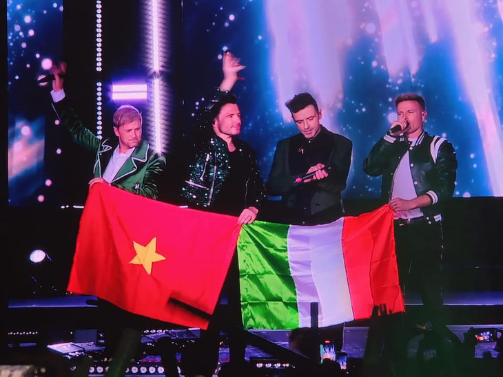 Phần trình diễn cuối, 4 chàng trai Westlife còn &quot;tung đặc sản&quot; khi giơ cao hai lá quốc kỳ của Việt Nam và Ireland - quê hương của mình - để bày tỏ tình cảm với khán giả