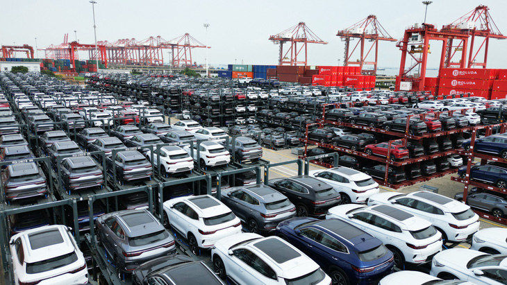 Xe điện của Hãng BYD chờ được xuất khẩu tại cảng Tô Châu, tỉnh Giang Tô, Trung Quốc - Ảnh: AFP