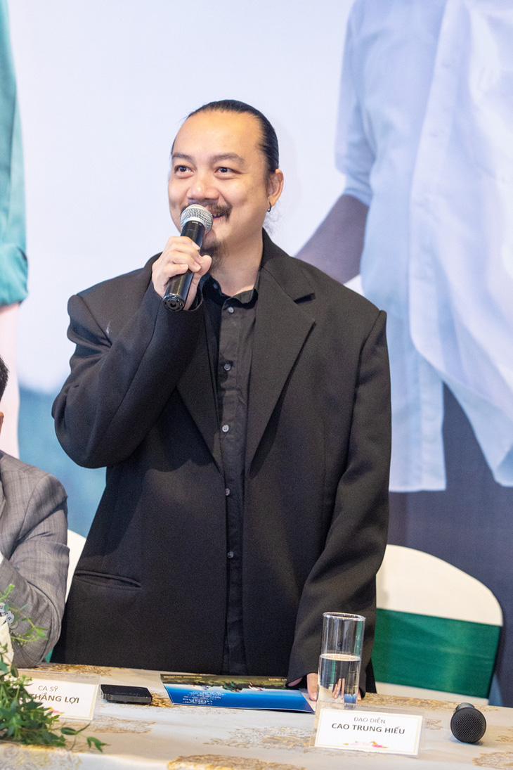 Cao Trung Hiếu cho biết giọng hát tình cảm khi hát các ca khúc cách mạng của Vũ Thắng Lợi khiến anh nhận lời làm đạo diễn cho live show của ca sĩ này - Ảnh: BTC