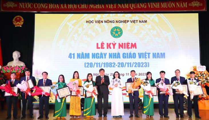 Đại diện Bộ NN&PTNT và lãnh đạo Học viện Nông nghiệp Việt Nam trao tặng các danh hiệu cho tập thể và cá nhân cán bộ, đã đạt nhiều thành tích cao trong năm học vừa qua