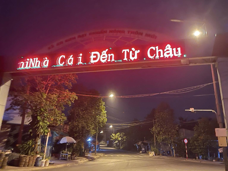 Dòng chữ lạ nghi giới thiệu cá độ bóng đá xuất hiện trên cổng chào nông thôn mới An Sơn - Ảnh: CTV