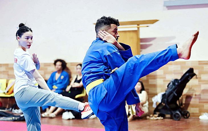 Majdi Al Shtewi (phải) tập luyện dưới sự hướng dẫn của nữ võ sĩ  Việt Nam -Ảnh: N.K.