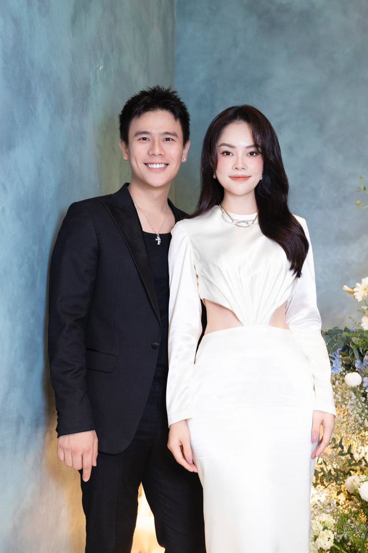 Diễn viên Dương Cẩm Lynh khoe dáng xinh đẹp với đầm trắng đến chúc mừng người bạn thân
