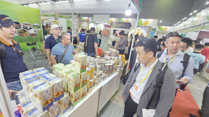 Tại triển lãm, nhiều khách hàng nước ngoài quan tâm đến sản phẩm hạt điều của Việt Nam - Ảnh: N.TRÍ