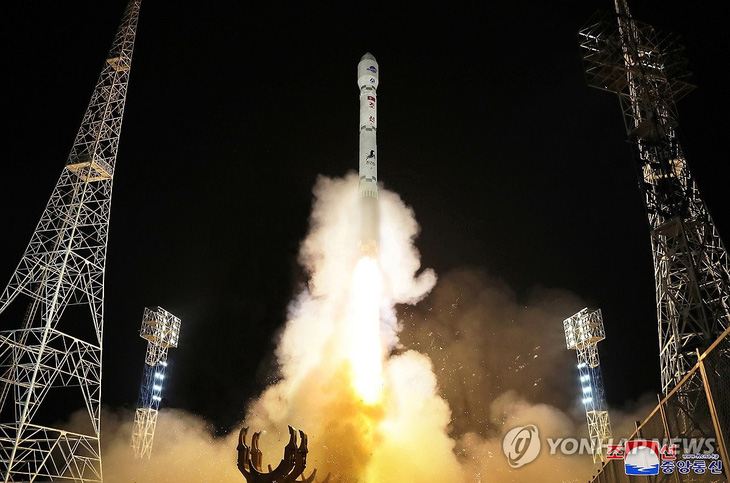 Vụ phóng vệ tinh trinh sát quân sự Malligyong-1 của Triều Tiên tối 21-11 - Ảnh: KCNA