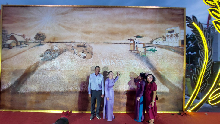 Bức tranh gạo ST 25 được xác lập kỷ lục lớn nhất Việt Nam