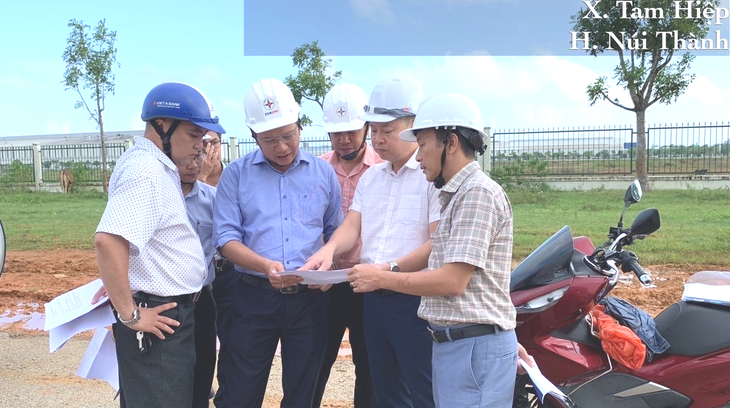 Lãnh đạo PC Quảng Nam đôn đốc đơn vị thi côngđẩy nhanh tiến độ công trình - Ảnh: TT - QNaPC