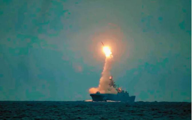 Tên lửa Zircon được bắn từ tàu chiến Nga - Ảnh: EURASIAN TIMES