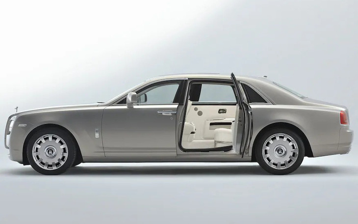 Cửa nghịch kiểu Rolls-Royce rất đẹp, không phải hãng nào cũng dám làm
