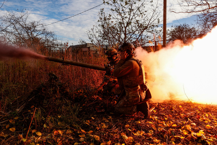 Lực lượng Ukraine tấn công về phía binh lính Nga ở khu vực miền đông Ukraine ngày 11-11 - Ảnh: REUTERS
