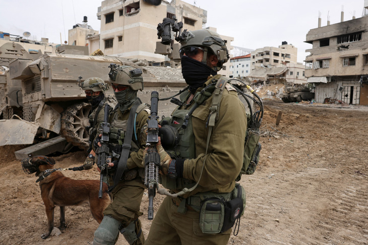 Lính Israel tuần tra tại thành phố Gaza bên trong Dải Gaza ngày 22-11 - Ảnh: REUTERS