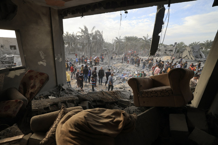Người Palestine đánh giá thiệt hại sau vụ không kích của Israel vào Khan Yunis, phía nam Dải Gaza trong ngày 22-11. Đến nay, vẫn chưa có thông tin chính xác về thời gian lệnh ngừng bắn có hiệu lực - Ảnh: AFP