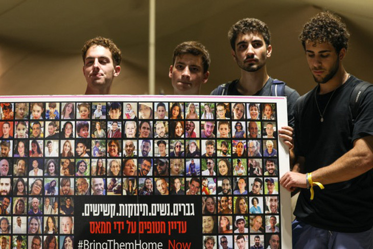 Người thân, bạn bè và người ủng hộ cầm biểu ngữ và hình ảnh kêu gọi trả tự do cho các con tin đang bị Hamas bắt giữ ở Dải Gaza - Ảnh: Gaza 