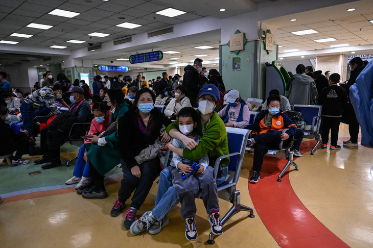 Các bệnh nhân chờ tại khu vực khám ngoại trú của một bệnh viện nhi ở Bắc Kinh ngày 23-11 - Ảnh: AFP