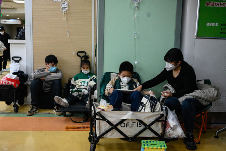 Các bệnh nhi điều trị trong một bệnh viện ở Bắc Kinh ngày 23-11 - Ảnh: AFP