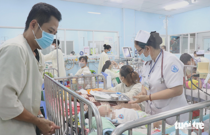 Trẻ bị viêm hô hấp nặng điều trị tại khoa hô hấp Bệnh viện Nhi đồng 1 (TP.HCM) - Ảnh: XUÂN MAI 
