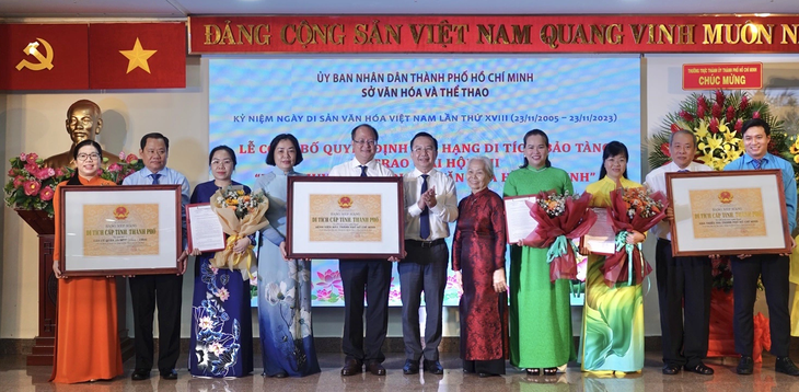 Ông Trần Thế Thuận và bà Lê Tú Cẩm trao bằng xếp hạng di tích cấp thành phố - Ảnh: HOÀI PHƯƠNG