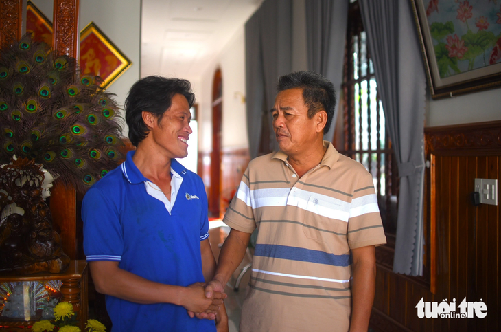 Anh Huỳnh Văn Bạn (bên trái, thuyền trưởng tàu BĐ 98268 TS vừa gặp nạn trên biển) vui mừng khi gặp lại người thân, hàng xóm khi trở về nhà an toàn - Ảnh: LÂM THIÊN