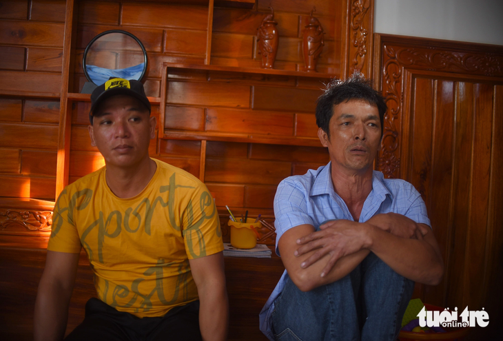 Anh Nguyễn Cu Tí (áo xanh) tả lại dáng ngồi của 14 thuyền viên trên chiếc thúng nhỏ - Ảnh: LÂM THIÊN