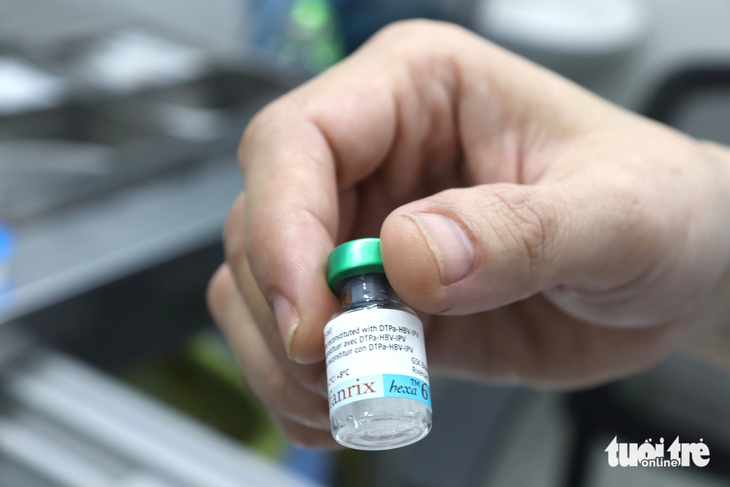 Vắc xin 6 trong 1 (của Bỉ) tại Viện Pasteur TP.HCM có đầy đủ phục vụ tiêm phòng bệnh cho trẻ 2 tháng. Loại vắc xin này có thể thay thể vắc xin 5 trong 1 và vắc xin bại liệt dạng uống trong Chương trình Tiêm chủng mở rộng quốc gia - Ảnh: XUÂN MAI