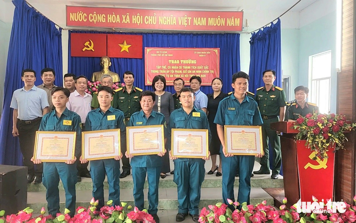 Ban chỉ huy quân sự phường 15 (quận 8) và bốn cá nhân được Bộ tư lệnh TP.HCM và UBND quận 8 trao thưởng vào ngày 23-11 - Ảnh: NGỌC KHẢI