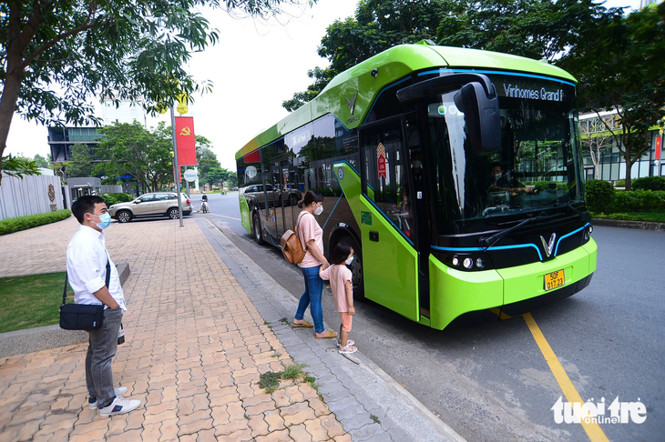 Đông đảo người dân ủng hộ xe buýt điện bởi sự thuận tiện, trang thiết bị hiện đại - Ảnh: QUANG ĐỊNH